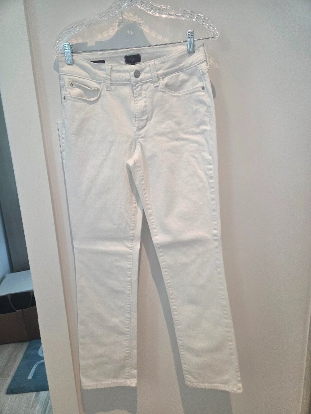 NYDJ size 6 white Marilyn Straight Jeans